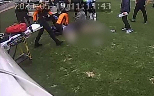 쓰러진 공무원 CPR 하는 소방대원들[강원도소방본부 제공]